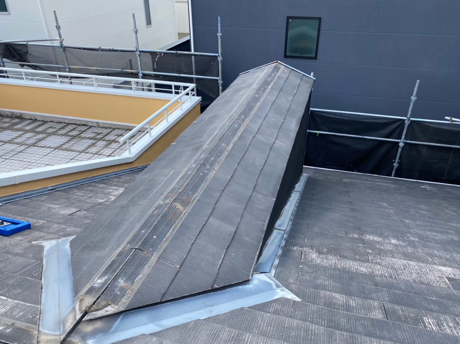 カバー工法の為棟板金撤去